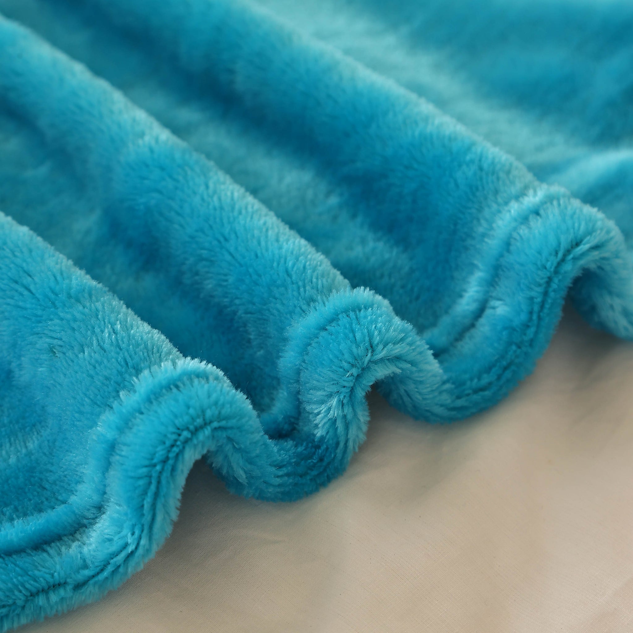 Flannel Fleece Blankets King Size Throw 240GSM 104x90 inches Bed Blanket Soft Lightweight Plush Cozy Fuzzy